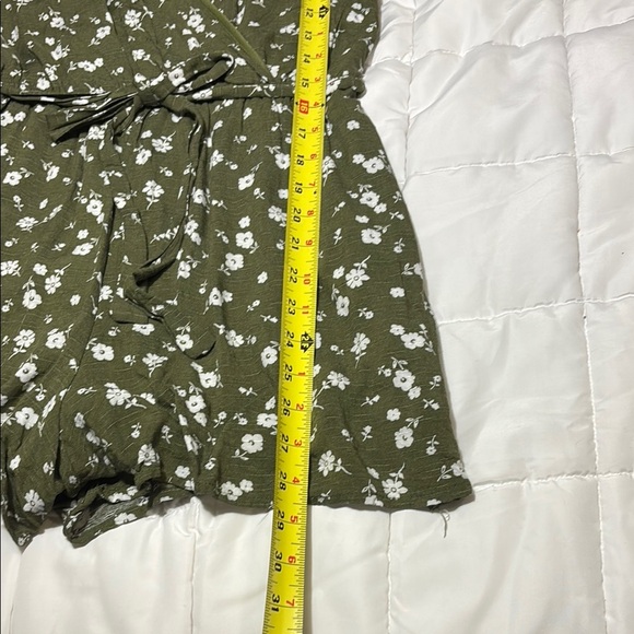 Francesca’s Mi Ami Olive Floral Print Flowy Sleeve Romper - Picture 3 of 10